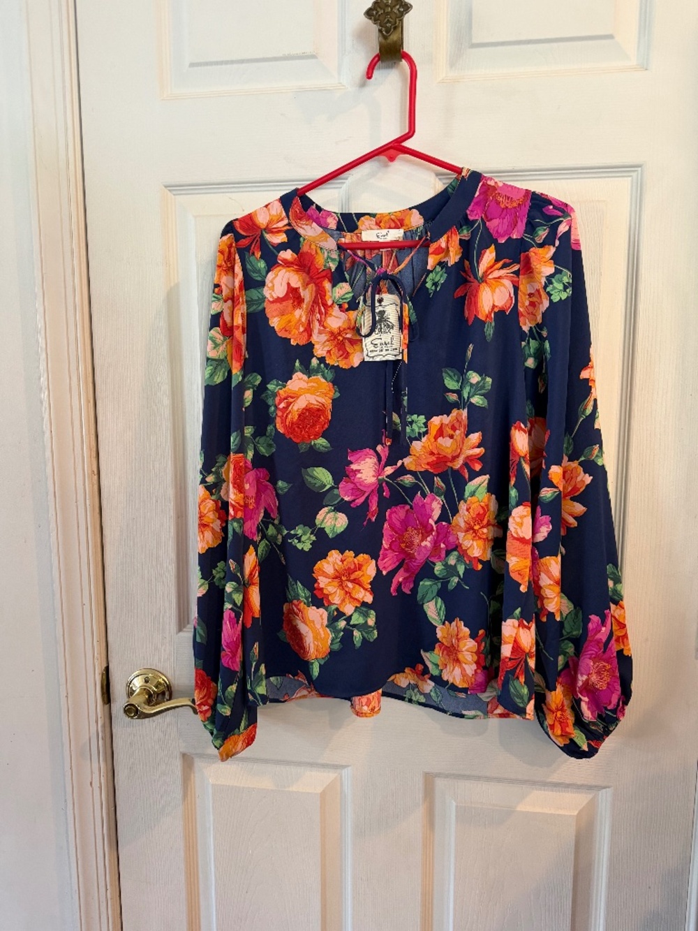 NWT EASEL FLORAL LONG SLEEVE ROOMY FIT BLOUSE. SM/MED